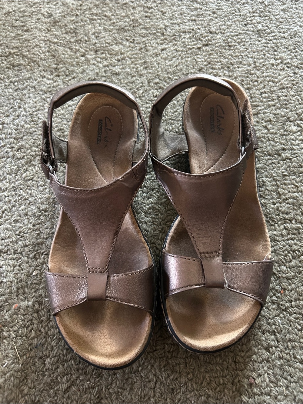 Clarks Womenโs Bronze Metallic T-Strap Sandals